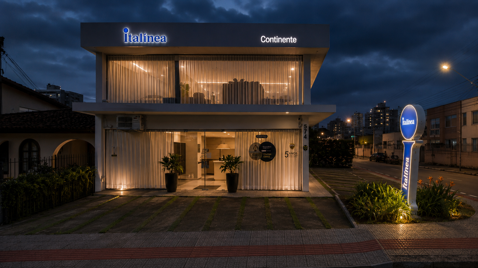 Fachada da loja Italínea Continente em Florianópolis à noite